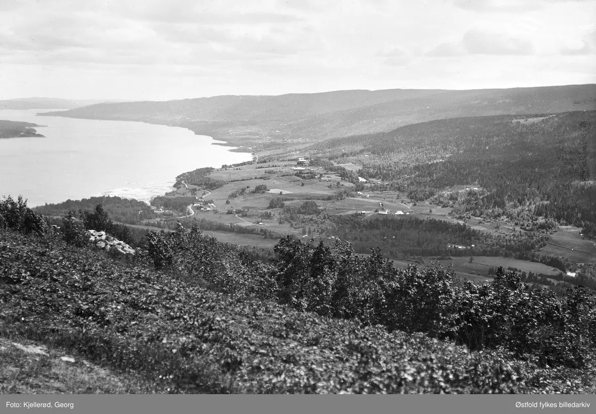 Utsikt over Mjøsa med Vingrom nærmest og i bakgrunnen Biristrand, sett sørover, LIllehammer 1910.