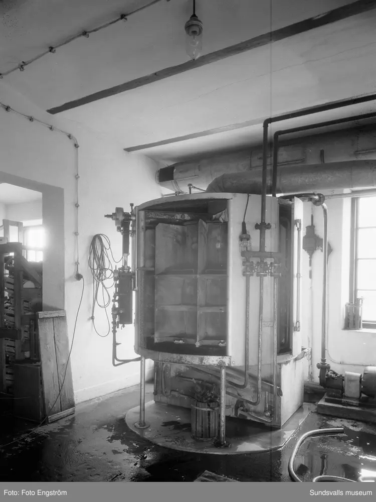 En serie bilder från AB Svagdricksbryggeriet på Högbergsgatan 2. Exteriör och interiörer. Verksamheten grundades av Sundsvalls bryggeri AB och Bryggeri AB Nordstjernan och drevs mellan 1928 och 1956.
Bryggeriets olika avdelningar, som var inrymda på tre våningar, omfattade bl a brygghus med bryggpannor, ånganläggning, jäskällare med aluminiumkar o s v. Svagdrickan tappades på en-, fem- och tiolitersflaskor.