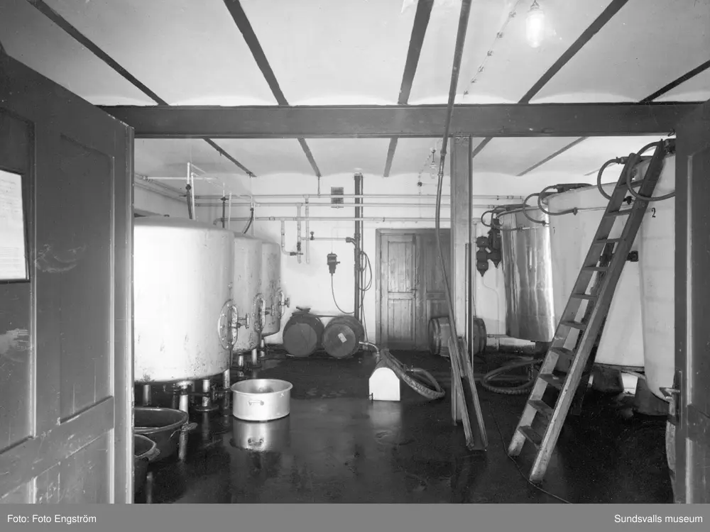 En serie bilder från AB Svagdricksbryggeriet på Högbergsgatan 2. Exteriör och interiörer. Verksamheten grundades av Sundsvalls bryggeri AB och Bryggeri AB Nordstjernan och drevs mellan 1928 och 1956.
Bryggeriets olika avdelningar, som var inrymda på tre våningar, omfattade bl a brygghus med bryggpannor, ånganläggning, jäskällare med aluminiumkar o s v. Svagdrickan tappades på en-, fem- och tiolitersflaskor.