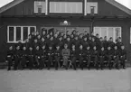 Elever vid furirskolan på F 3 Östgöta flygflottilj, 1943-1944. Grupporträtt framför byggnad.