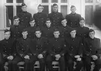 Elever vid korpralskolan för vapenmekaniker på F 3 Östgöta flygflottilj, 1944-1945. 15 elever, från olika flottiljer. Grupporträtt framför byggnad.