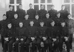 Elever vid korpralskolan för flygplansmekaniker på F 3 Östgöta flygflottilj, 1944-1945. 19 elever, från F 3 och F 21. Grupporträtt framför byggnad.