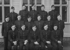 Elever vid vicekorpralskolan på F 3 Östgöta flygflottilj, 1944-1945. Del av klass, 16 elever. Grupporträtt framför byggnad.