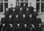 Elever vid vicekorpralskolan på F 3 Östgöta flygflottilj, 1944-1945. Del av klass, 15 elever. Grupporträtt framför byggnad.