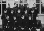 Elever vid furirskolan på F 3 Östgöta flygflottilj, 1944-1945. 15 stycken elever. Grupporträtt framför byggnad.