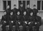 Elever vid korpralskolan för signalister på F 3 Östgöta flygflottilj, 1944-1945. Grupporträtt framför byggnad.