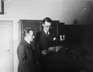 Postkontoret Stockholm 1, Vasagatan 28 - 34.  Radiotjänsts besök på Stockholm 1 den 13/2 1932.  Hallåman: Sven Jerring 
(i glasögon).