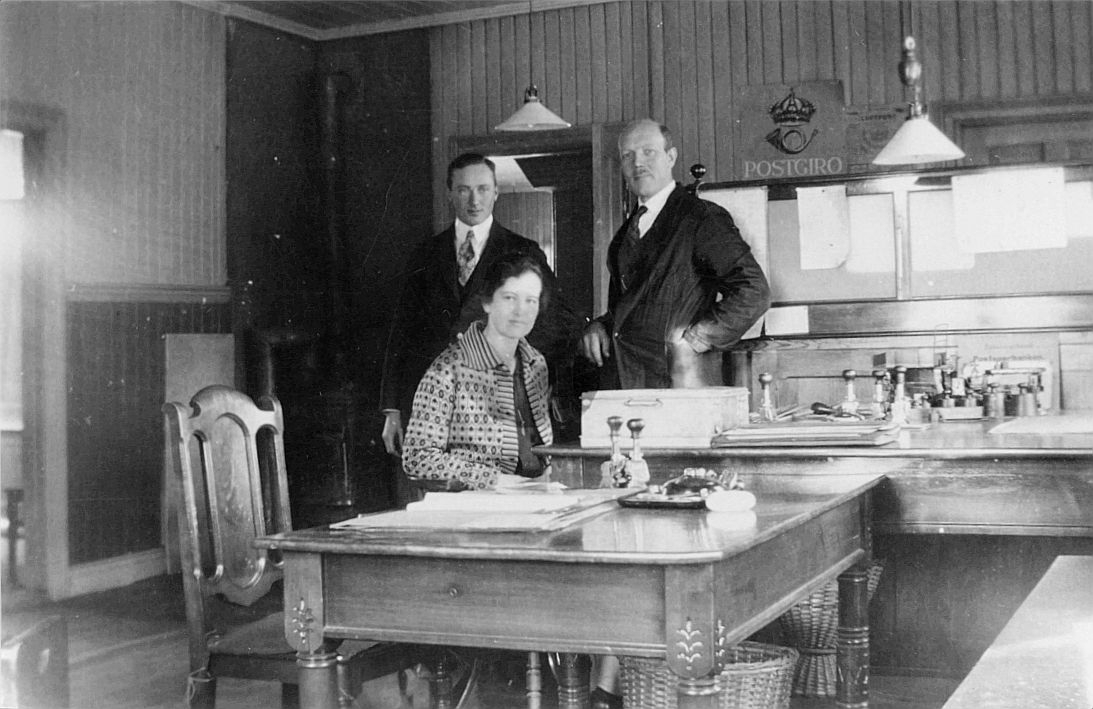 Älvsered, postkontor.  Postmästare D P Engström (t.h.) med
anställda på postkontoret.  Foto omkring år 1929.