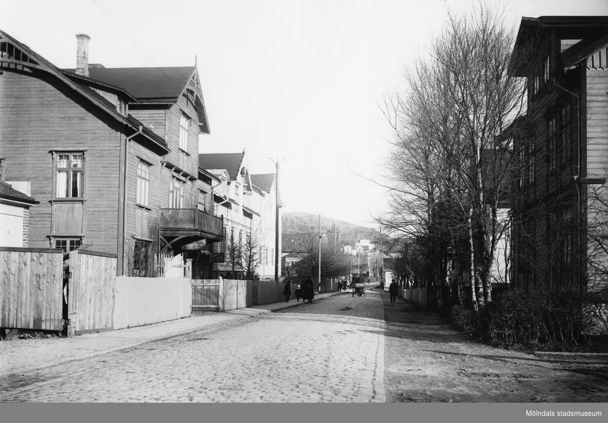 Den gamla stenlagda Frölundagatan (nu Brogatan) i riktning mot Mölndals bro, fotograferad 1921-11-02.
