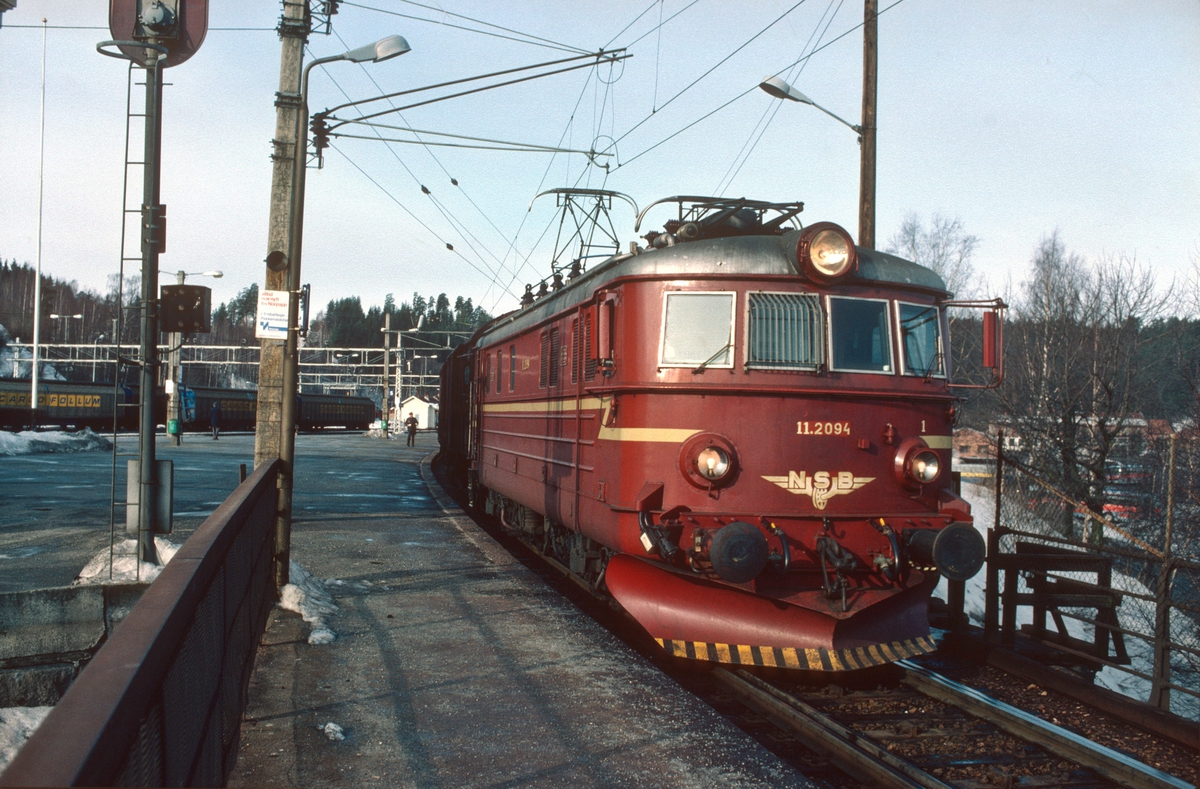 Godstog (kipptog) Hønefoss - Roa på Hønefoss med NSB elektrisk lokomotiv El 11 2094. Lokomotivet i godstogene 5165 og 5166 Alnabru - Roa - Grefsen ble under det lange oppholdet i Roa nyttet til forskjellige behov som f.eks. kipptog til Gran Tre ssp og til Hønefoss, hjelpelok i gt 5175 til Kalvsjø og i noen tilfeller ekstra forspann i gt 5173 til Eina.