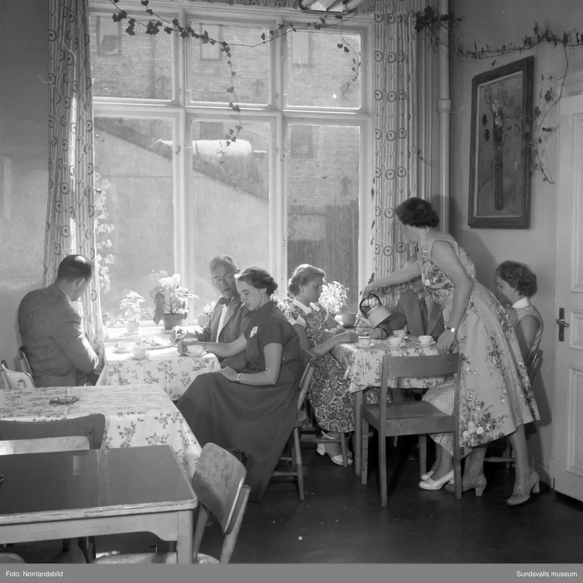 Lindgrens järnhandel vid Storgatan. Bilder från järnlagret med lagerchefen Carl Lundberg, även kallad "Spiken", kontorsutrymmen och personalens lunchrum.