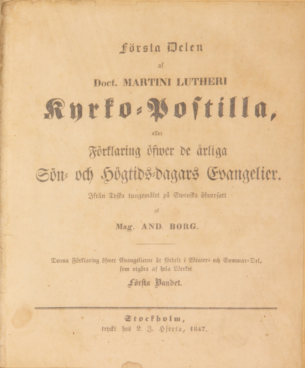 Bibel, halvfranskt band: "Doct. MARTINI LUTHERI kyrko postilla eller förklaring öfwer de årliga bön och högtidsdars evangelier från entta tungomål på semntfa översatt  af Mag And Borg", tryckt av Lars Johan Hierta i Stockholm 1847. 

Bandet med blindpressad rygg. Blindpressningen väldigt otydlig och konserverad. Pärmen klädd i marmorerat papper. Försättsblad och titelblad konserverade, med signatur av tidigare ägaren i blå bläck.