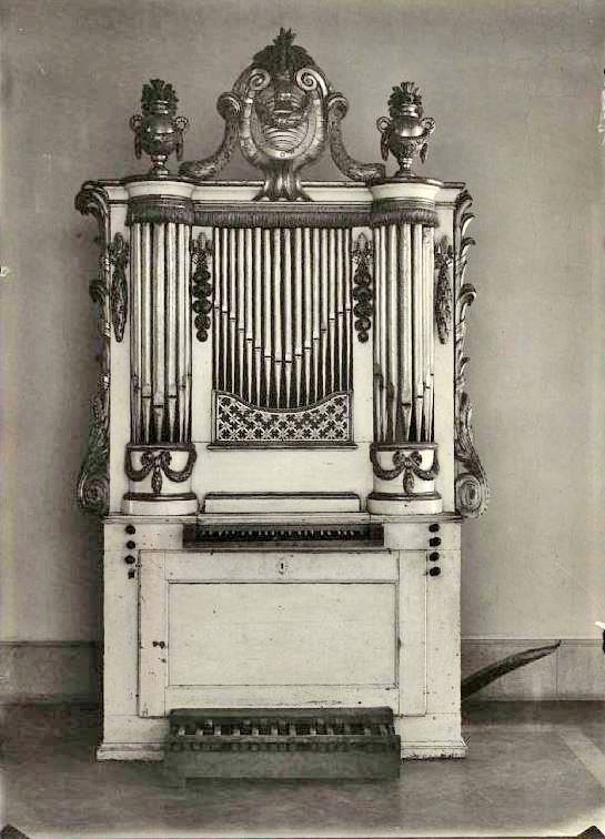 Orgel vit- och blågrönmålad med förgyllda ornament. 1 manual:omfång 4 oktaver, 2 halvtoner. 1 pedal: 23 toner, 3 fattas. Register 7. Pipor av tenn och trä.
Grundlig instrumental restaurering 1963. Sekundär fast sittbräda.