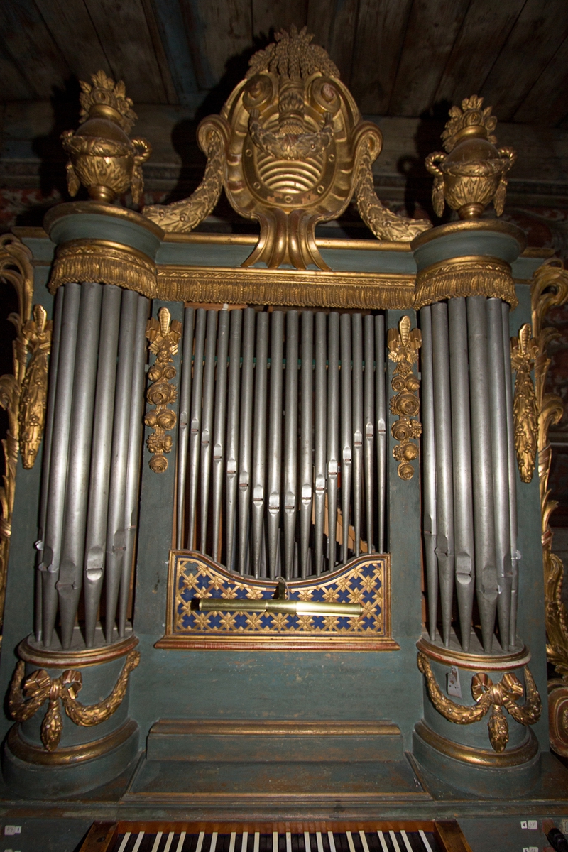 Orgel vit- och blågrönmålad med förgyllda ornament. 1 manual:omfång 4 oktaver, 2 halvtoner. 1 pedal: 23 toner, 3 fattas. Register 7. Pipor av tenn och trä.
Grundlig instrumental restaurering 1963. Sekundär fast sittbräda.