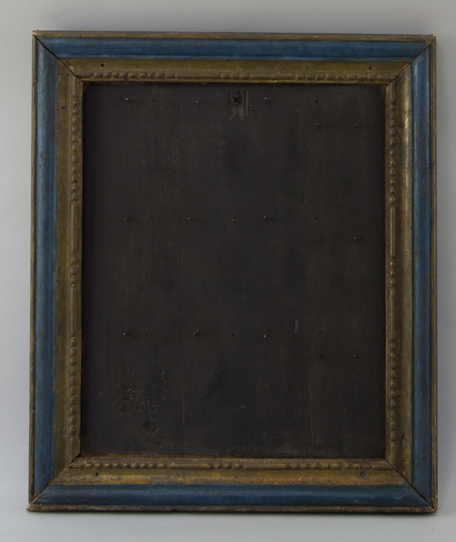 Stående rektangulär nummertavla av svartmålat trä. Spikar, 15 st, att hänga upp lösa siffror på. De anger vilka psalmverser som ska sjungas. Blå och guldfärgad profilerad träram.