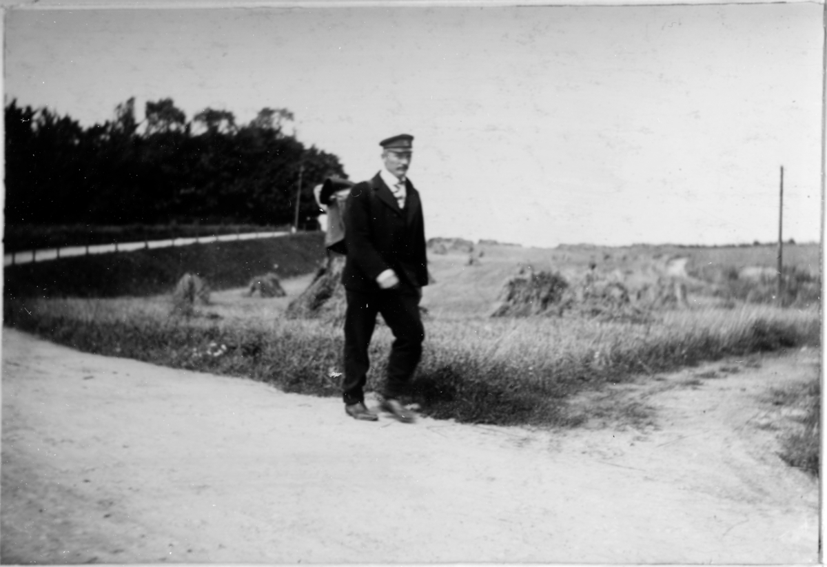 Lantbrevbäraren på linjen Stora Herrestad - Ystad.