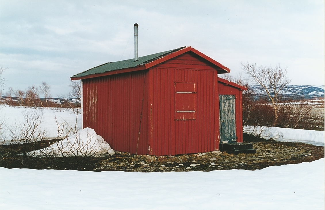 Svanebekkstua er en av de få oppsynshytter som er bevart i noenlunde original stand. Den ligger i et område på vidda som er brukt som samisk slakteplass. Linjekursen har opprinnelig gått forbi Svanebekkstua, men er delvis fjernet.