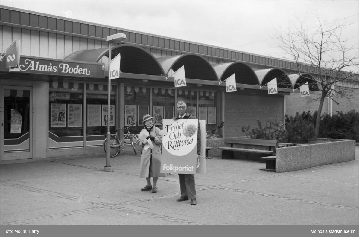 Livsmedelsbutiken Almåsboden i Lindome centrum, år 1985.

För mer information om bilden se under tilläggsinformation.