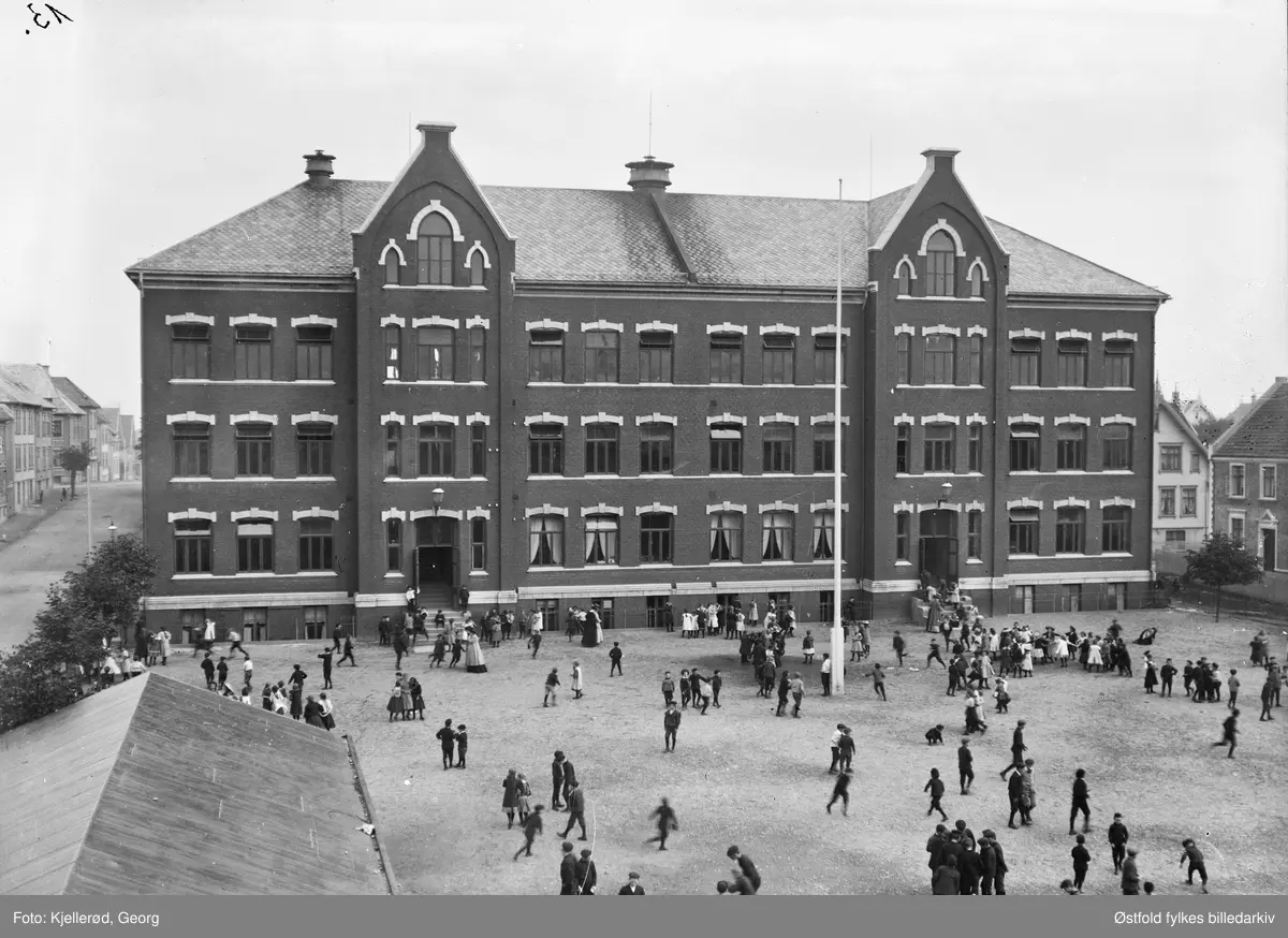 Storhaug skole i Stavanger 1910. Skolegård med barn.