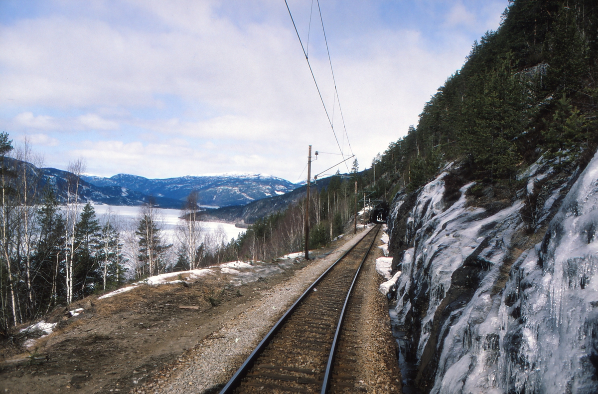 Trolldalen med utsikt mot Krøderen og Norefjell, sett fra lokomotivet i godstog 5501. Bygging av ny stasjon var påbegynt. Den gamle linjen på utsiden av fjellet skulle bli kryssingsspor, mens nytt hovedtogspor ble lagt i tunnel.