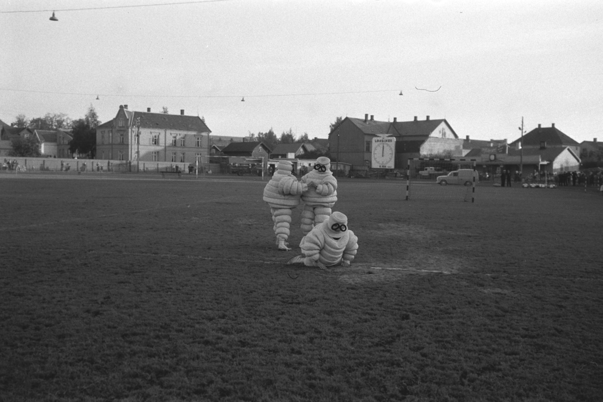 Diverse foto fra Barnas dag. Opptog i byen og aktiviteter på Hamar stadion. "Brytekamp"  på Hamar stadion mellom tre voksne, "Michelinmenn".
