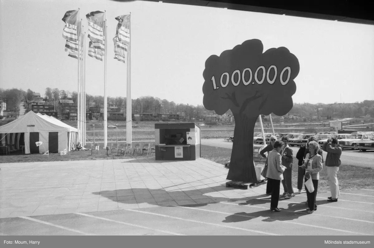 Röda Korset startar upp sin 1 miljon trädkampanj utanför IKEA i Kållered, år 1985.

För mer information om bilden se under tilläggsinformation.
