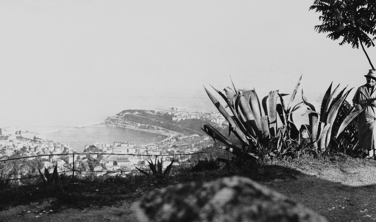 Monaco fotografert fra en høyde oppe i fjellene bak byen.