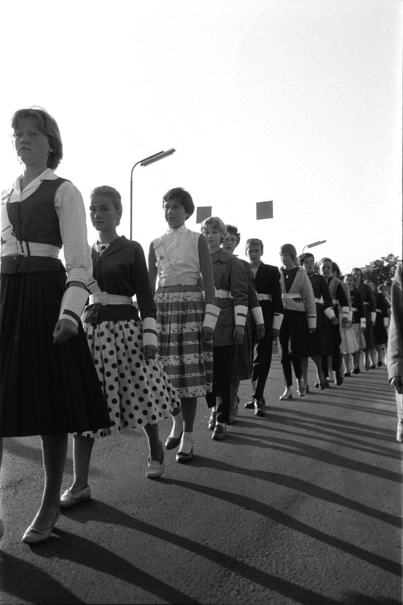 Diverse foto fra Barnas dag. Opptog i byen og aktiviteter på Hamar stadion. Ungdommer går i tog.