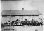 Gärsseruds skola. Bland publiken finns både Vrål-Erik och Silke-Brita.