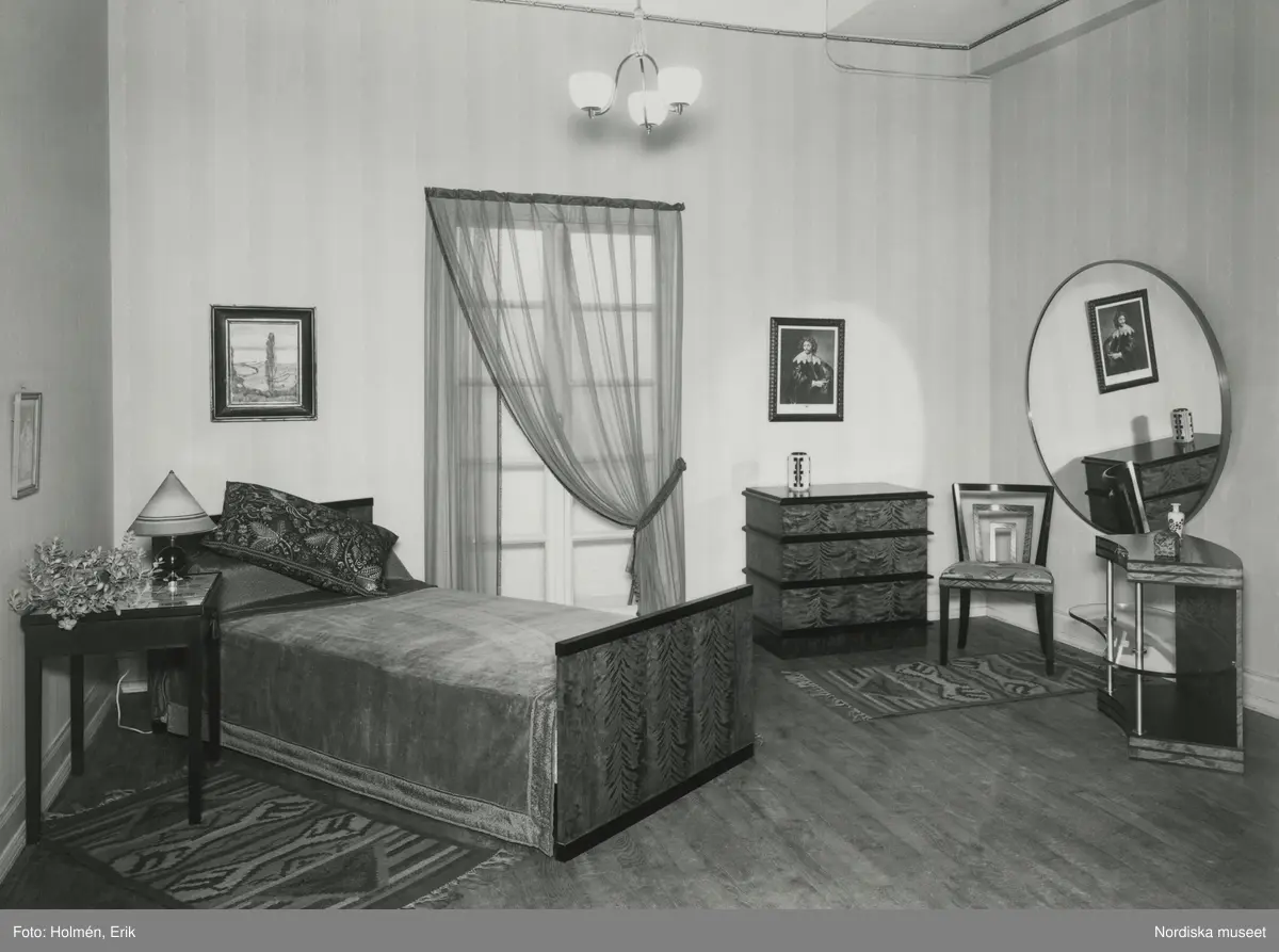 Möbelutställning på Nordiska Kompaniet, 1932. Sovrumsmöblemang modell "Madame" formgivet av Axel Einar Hjort 1930.