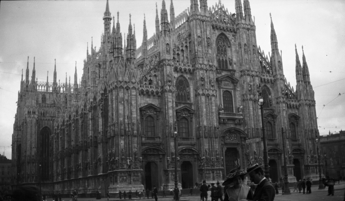 Fotoarkivet etter Gunnar Knudsen. Feriebilde. Domkirken i Milano, Italia.