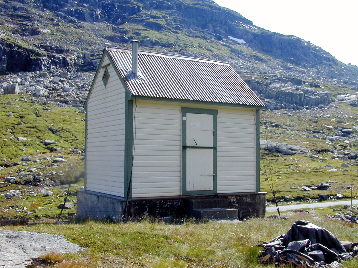 De to hvilehyttene på henholdsvis Dyrskar og Pepparstein  ligger bare med et par kilometers mellomrom. Strekningen er et av Haukelifjellets mest værutsatte. Hyttene er med rette blitt omtalt som "overlevelseshytter".  

Hyttene ligger på den høyeste strekningen ved den gamle riksveien over Haukelifjell. Veien er bare sommeråpen etter at den nye veien ble lagt i tunnel og linjen i kabel. Linjen er nå borte.
