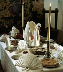 Dukade bord. Från praktmiddagar till lättare matstunder

Pampiga och eleganta dukningar varvas med det mer sparsmakade. I utställningen presenteras tio större och mindre interiörer med uppdukade bord ...