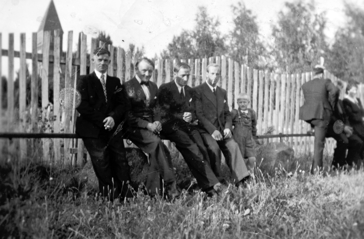 Øvre Vang kapell 1947.  F.v: Egil Nyhagen, ukjente.