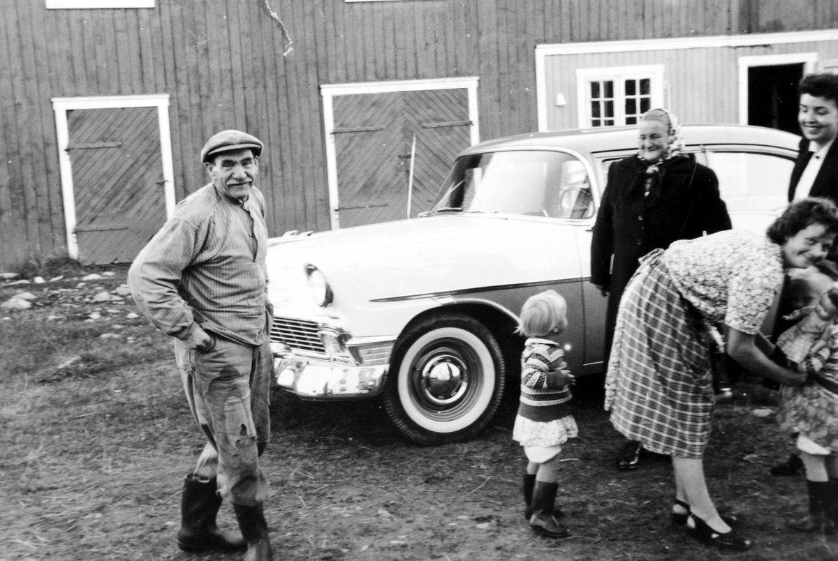 Johan Lunde (1892-1962) og Mina Lunde (1885-1967) som flyttet til Ilstad da sønnen Johan kjøpte bureiserbruket i 1954. t.h.   Marit Antonsen og Reidun (gift med Annar) Lunde. Bildet er tatt på Ilstad (87/9).