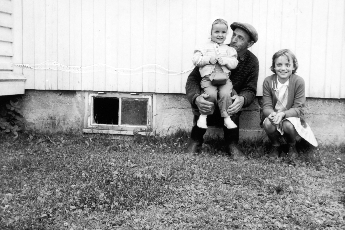 Johan Lunde (1916-1982) og døtrene til Marit og Gunnar Antonsen. Ilstad (87/9). Ukjente.