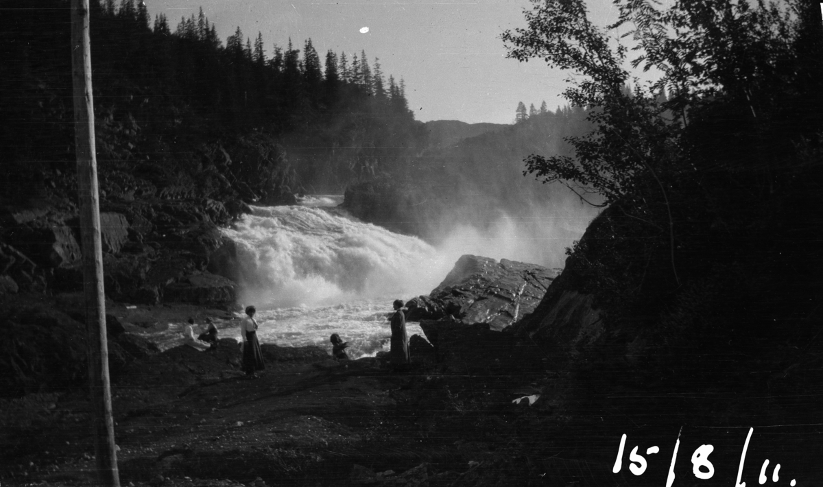 Fotoarkivet etter Gunnar Knudsen. Natur, foss. Bildet er tatt 15.08.1911