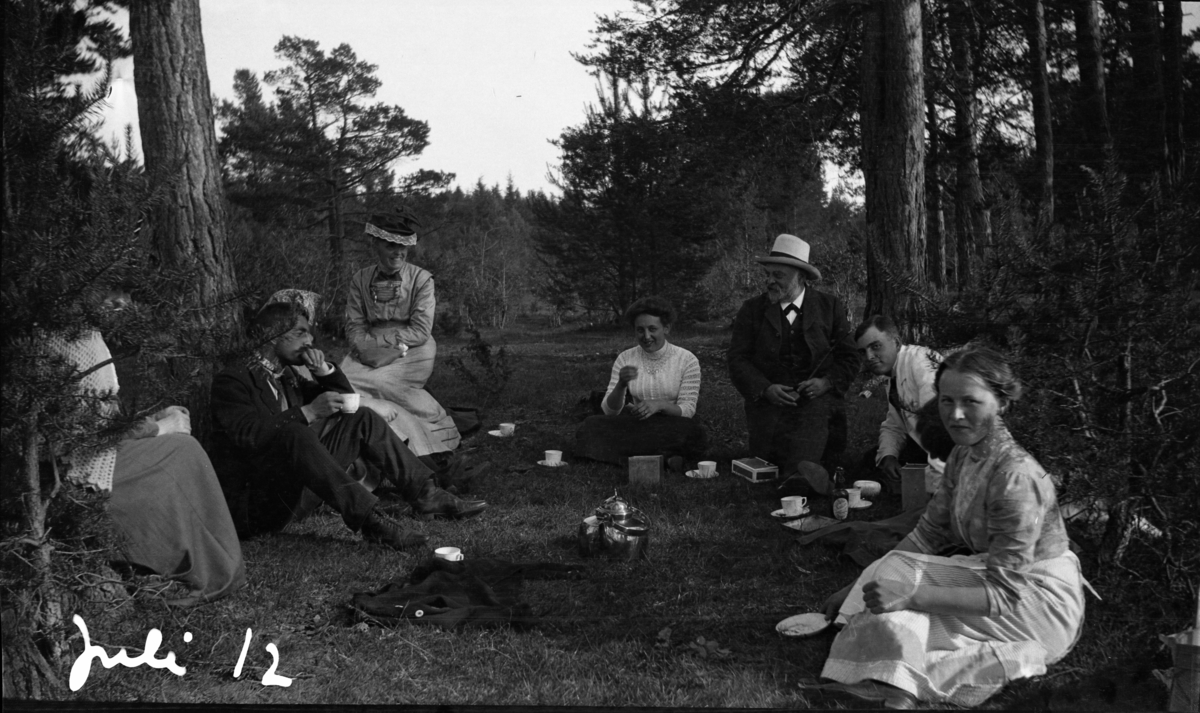 Fotoarkivet etter Gunnar Knudsen. Piknik i skogen. Bildet er tatt i juli 1912.