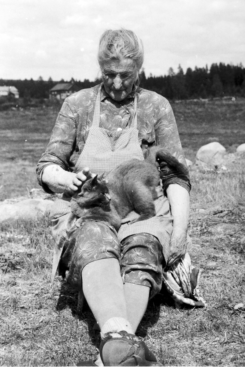 Mina Lunde (1885-1967) i 1965. Hun var gift med Johan Lunde (1891-1962) de drev bureiserbruket Ilstad fra 1954 og bodde der til de døde.