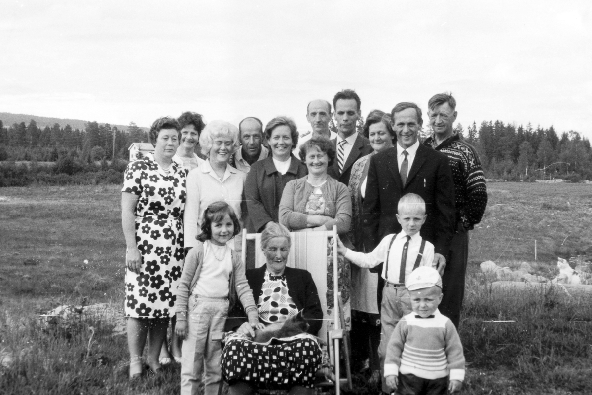 Mina Lunde (1885-1967) 80 år, 1.6.1965. På bildet står barn, svigerbarn og barnebarn.