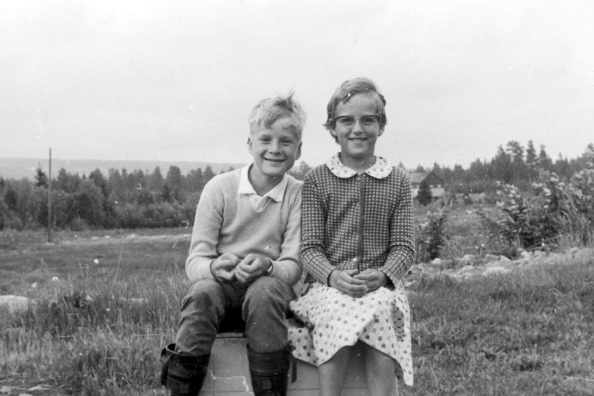 Jan Egil Løvbak og Gunhild Antonsen på besøk på Ilstad (87/9), antagelig i forbindelse med Mina Lundes s 80 årsdag i 1965.