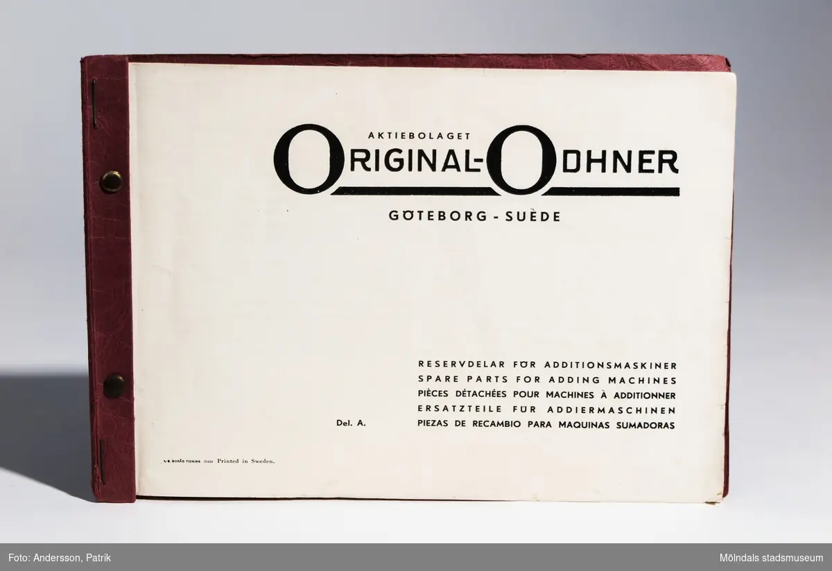 Räknesnurran: Original-Odhner Arithmos Typ 5, tillverkad av Aktiebolaget Original-Odhner i Göteborg mellan 1919 - 1922.Texten: "AKTIEBOLAGET ORIGINAL-ODHNER GÖTEBORG   Arithmos SVERIGE INREG. VARUMÄRKE  TYP 5   MADE IN SWEDEN", finns gjutet i räknesnurran.Vet inte av vem eller i vilket sammanhang räknesnurran har användts. Givare Eva-Lis Sundström från Kållered.Original-Odhner var en svensk tillverkare och ett varumärke som tillverkade den så kallade räknesnurran. Företaget var verksamt i Sverige 1918 - 1972. Det var svensken Willgodt Odhner som uppfann räknesnurran, en apparat som kunde hantera alla de fyra räknesätten.Principen med den nya uppfinningen är att räknesnurran har ett system av så kallade pinnhjul med ett föränderligt antal kuggar. Genom inställningsarmar regleras antalet kuggar som är i funktion. Uppfinningen togs sedan efter av flera andra tillverkare. W. Odhners räknesnurra fick därför namnet Original-Odhner, för att kunna hålla isär från kopiorna.Svensken W. Odhners öppnade först två fabriker i Sant Petersburg mellan 1886-1894. När han dog i september 1905 övertogs företaget av sonen Alexander Hj. Odhner (1873-1918) och svärsonen Karl Siewert. 1912 ombildades Original-Odhner till ett familjeföretag. Några år senare lyckades man flytta tillverkningen till Sverige.Det var A. Odhners sysslingar, bröderna Sven och Erik Wingquist från SKF som tog familjeföretaget Original-Odhner till Göteborg.  Den 1 februari 1918 skrevs kontraktet under, av E. Wingquist, A. Odhner och K. Siewert och Original-Odhner slog upp sina portar.MåttLängd: 195 mm, Bredd: 255 mm Höjd: 140 mm