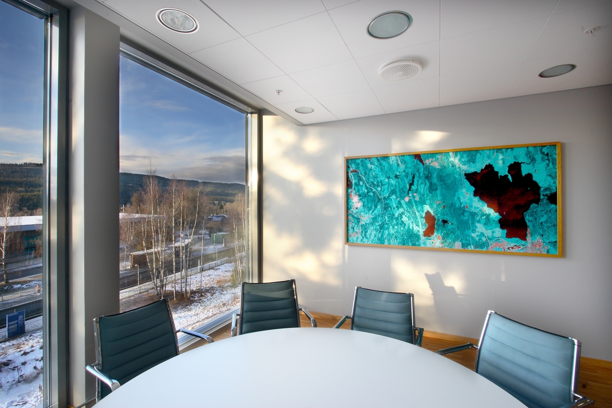 Med et satellittfoto av Riksarkivet som utgangspunkt, har kunstneren tatt tak i forholdet mellom analog og digital informasjon; mellom kart og foto. Slik tematiserer han det historiske skillet som har oppstått i det Riksarkivet går over fra analoge til digitale lagringsverktøy. Kunstneren bestilte et "foto"/ "datasett" fra satellitten Quickbird som beveger seg 450 kilometer unna. Fra dette datasettet har kunstneren utarbeidet seks verk for Riksarkivet.

"Nord" viser Riksarkivet på grensen mellom det urbane og det rurale, med selve bygget plassert nært det rurale (Nordmarka). Verket har sitt utgangspunkt i satellittbildet, men er manipulert og fargesaturert av kunstneren. Teknikken som er valgt, refererer til Riksarkivets virke idet han har brukt arkivarisk blekk på arkivarisk fotopapir/ 100-års blekk.