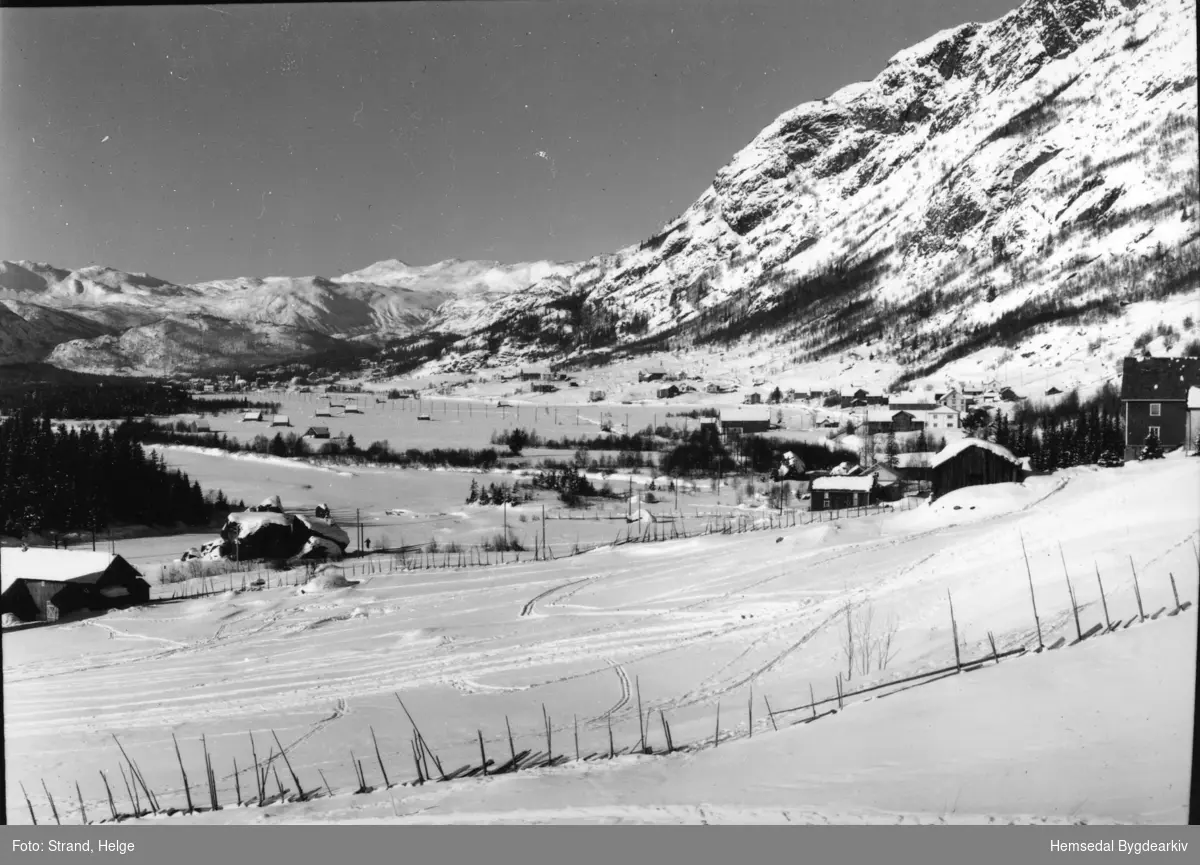 Ulsåk i Hemsedal  i framgrunnen. I bakgrunnen Jordheimsgardane.