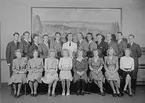 1936 års volontärer på F 3 Östgöta flygflottilj, 1946. Grupporträtt inomhus, av tolv män och åtta kvinnor.