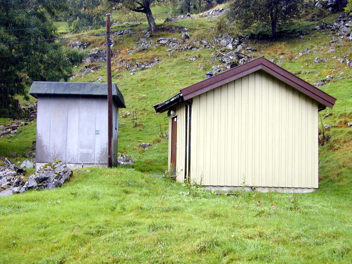Etne telefonsentral, Håfoss i Hordaland, er en bygning på 7 m2 oppført i eternitt med papp på det typiske "paddetaket". Den opprinnelige sentral (FS-40) er ikke inntakt, men en tilsvarende sentral er tilbakeført. Håfoss sentral er ett av flere eksempler på at man har beholdt ny og gammel sentral side om side. Den nye sentralen (foto 2, bygning til høyre) er sannsynligvis fra 1980-tallet.