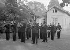 Musikkåren på F 3 Östgöta flygflottilj, 1946. Grupporträtt utomhus. Spelandes på instrument.