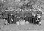 Musikkåren på F 3 Östgöta flygflottilj, 1946. Grupporträtt utomhus.