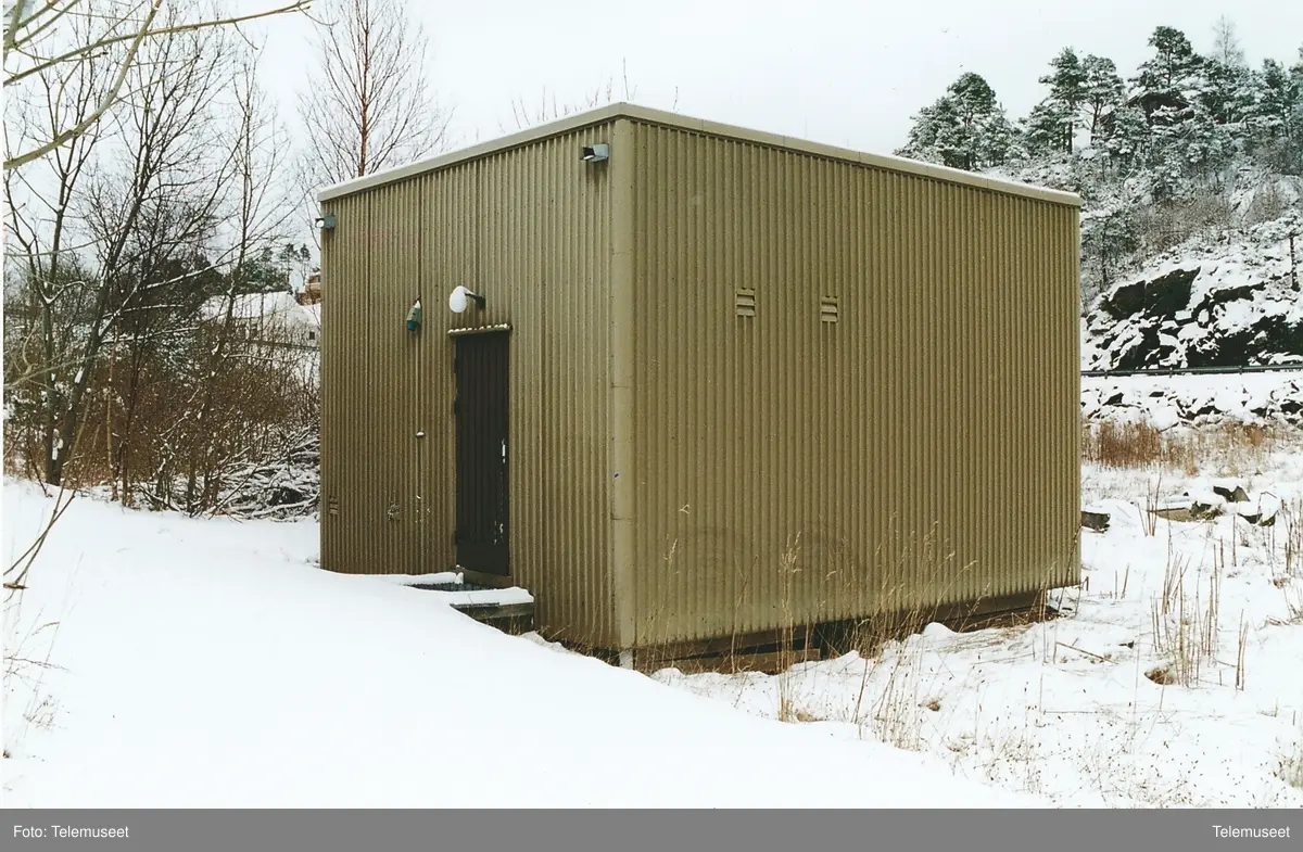 Finnås sentral i Bømlo representerer en typisk "containersentral" i stål. Den ble bygget for en ARK-521 sentral, som nå er byttet ut med en AXE-RSS for 400 nummer. Sentralens nærmeste nabo er Norges eldste telegrafhus, Kulleseid telegrafstasjon. De to bygningenen ligger bare få meter fra hverandre.
l