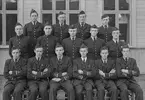 Elever vid furirskolan för flygplansmekaniker på F 3 Östgöta flygflottilj, 1947-1948. Del av klass, elever från bland annat F 16. Grupporträtt framför byggnad.